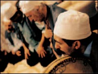 Immagini del dhikr collettivo nella fase centrale: i fedeli presenti hanno gli occhi chiusi e si lasciano guidare dalla musica, il cui crescendo accompagna "l'ascesi" (l Zohd).
